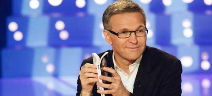 Laurent Delahousse reçoit Laurent Ruquier pour son livre “On préfère encore en rire” au JT de 20H de France 2