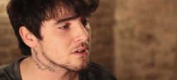 Interview & clip de Louis Delort qui prête sa voix au générique de “Oum, le dauphin blanc” sur TF1