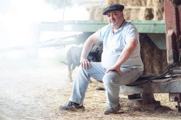&quot;L&#039;amour est dans le pré&quot; : M6 dévoile un extrait du portrait de Jean-Louis A, un agriculteur de la saison 20 (vidéo)
