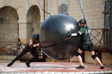 &quot;Fort Boyard&quot; samedi 15 juillet 2023 : les meilleurs moments dans le Très Fort Replay du Père Fouras - Vidéo