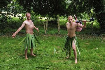 &quot;Nus et culottés&quot; : « Objectif Sicile » &amp; « Objectif Manche » avec Nans &amp; Mouts lundi 31 août sur France 5 - Vidéo