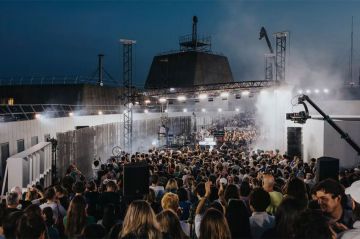 &quot;Terminal 1&quot; : le concert tourné sur le toit de l’aéroport Paris-Charles-de-Gaulle diffusé sur Culturebox jeudi 6 février 2025