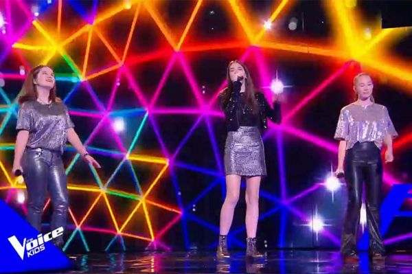 Replay "The Voice Kids" : Maëlys, Jade &amp; Lilou chantent "Respire encore" de Clara Luciani - Vidéo