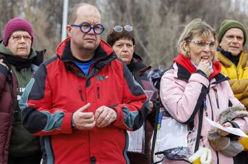 "Pékin Express" : les 8 binômes découvrent leur destination en plein vol (vidéo)