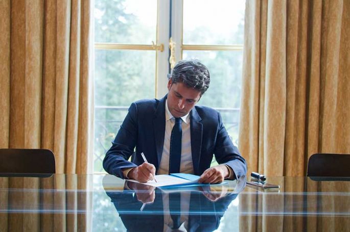 &quot;Gabriel Attal, l&#039;épreuve du pouvoir&quot; : les coulisses de son ascension politique sur C8 mercredi 8 janvier 2025