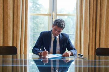 &quot;Gabriel Attal, l&#039;épreuve du pouvoir&quot; : les coulisses de son ascension politique sur C8 mercredi 8 janvier 2025