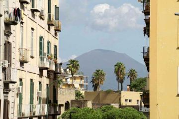 "Vésuve : le volcan destructeur de Pompéi qui inquiète l'Europe" sur RMC Découverte jeudi 18 décembre 2025