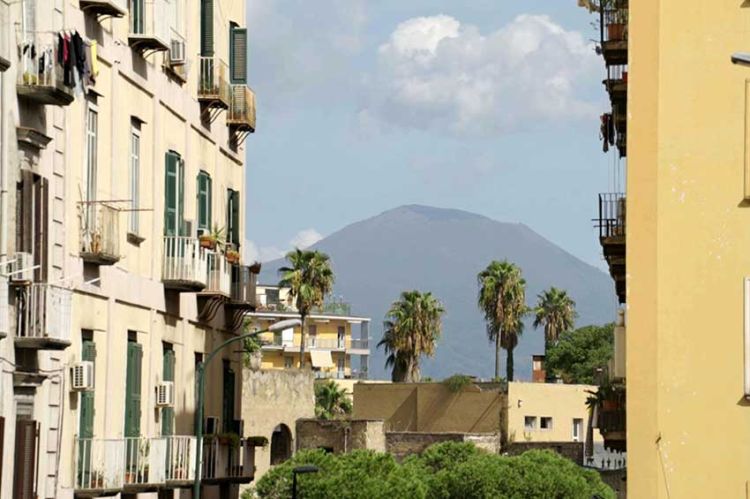 "Vésuve : le volcan destructeur de Pompéi qui inquiète l'Europe" sur RMC Découverte jeudi 18 décembre 2025