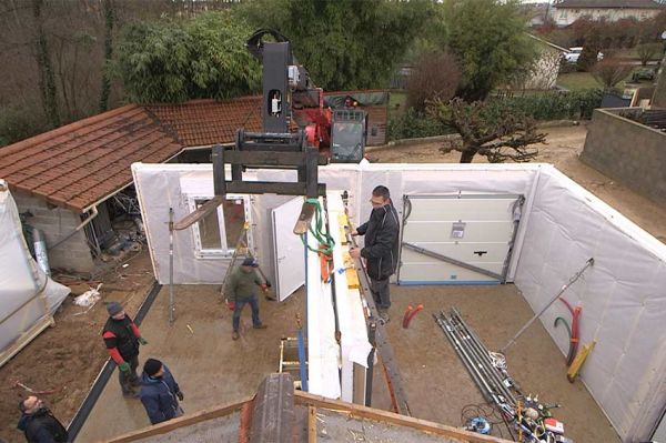 "Zone Interdite" « Ils construisent leur maison : rêves et galères des travaux en famille » dimanche 9 avril 2023 sur M6