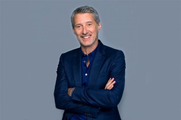 C8 va lancer les “Olympia Awards”, une cérémonie présentée par Antoine de Caunes