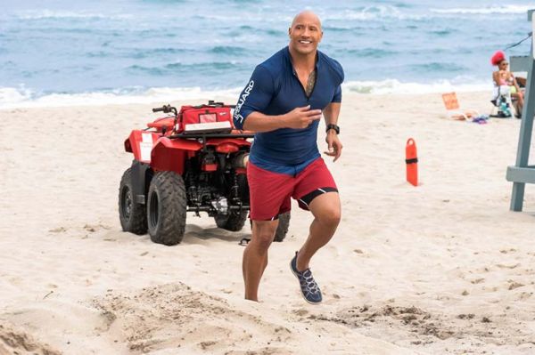&quot;Baywatch : alerte à Malibu&quot; avec Dwayne Johnson rediffusé sur M6 vendredi 27 juin 2025