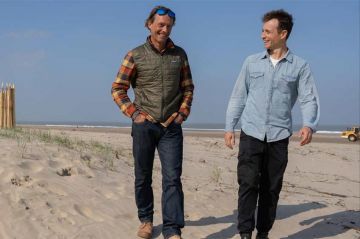 "Sur le front" « Plages en France : d’où vient tout ce sable ? » lundi 26 juin 2023 sur France 5 avec Hugo Clément - Vidéo