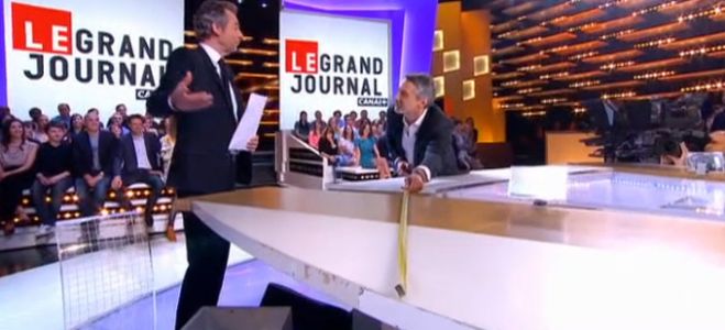 “Le Grand Journal” : Antoine de Caunes vient prendre des mesures et vérifie l&#039;état du plateau !