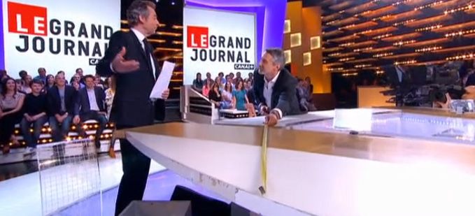 “Le Grand Journal” : Antoine de Caunes vient prendre des mesures et vérifie l'état du plateau !