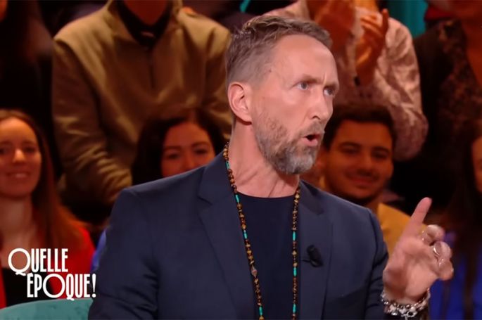 &quot;Le Phil&#039;Pol&quot; de Philippe Caverivière du 18 novembre 2023 dans &quot;Quelle époque !&quot; sur France 2 - Vidéo