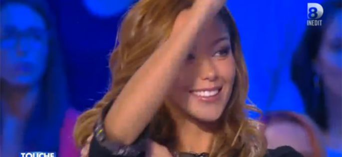 Nabilla dérape dans “Touche pas à mon poste !” et fait un bras d&#039;honneur à Cyril Féraud ! (vidéo)