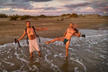 “Nus et culottés” : « Objectif Les volcans d'Auvergne» sur France 5 lundi 10 juillet 2023 avec Nans &amp; Mouts - Vidéo
