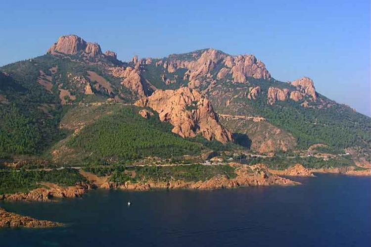 “Des racines et des ailes” : « Sur les sentiers du littoral, du cap d’Antibes aux calanques », mercredi 2 juin sur France 3