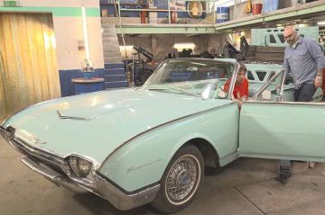 “Wheeler Dealers France” mardi 4 octobre 2022 : restauration d&#039;une Ford Thunderbird sur RMC Découverte