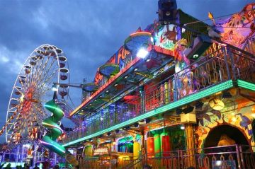 "Parc Astérix, fêtes foraines : la guerre des loisirs à sensation" sur NOVO 19 lundi 6 octobre 2025