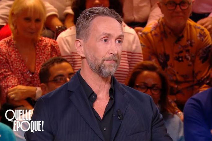 &quot;Le Phil&#039;Pol&quot; de Philippe Caverivière du 2 décembre 2023 dans &quot;Quelle époque !&quot; sur France 2 - Vidéo