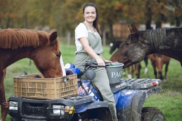 "L'amour est dans le pré" : M6 dévoile un extrait du portrait de Célia, une agricultrice de la saison 20 (vidéo)