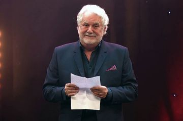 Roland Magdane fête ses 50 ans de carrière sur C8 vendredi 25 octobre 2024