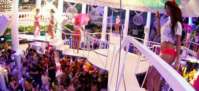 “Enquête Exclusive” - « Soleil, fêtes et excès : les délires d'Ibiza » dimanche 25 août sur M6