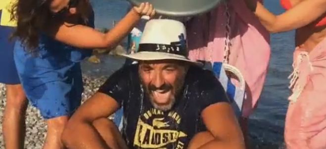 Ice Bucket Challenge : Nikos Aliagas relève le défi pour la bonne cause regardez (vidéo)