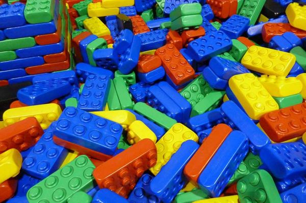 &quot;Lego : dans les coulisses du N°1 du jouet&quot; sur RMC Story jeudi 1er mai 2025 (vidéo)