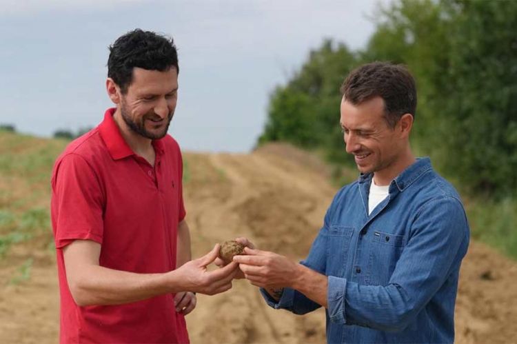 &quot;Sur le front - Enquête sur la terre qui nous nourrit&quot; lundi 18 mars 2024 sur France 5 avec Hugo Clément
