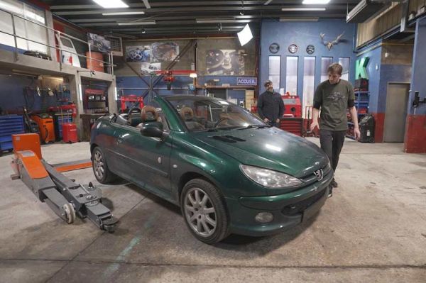 "Wheeler Dealers France" : restauration d'une Peugeot 206 CC Roland Garros lundi sur RMC Découverte