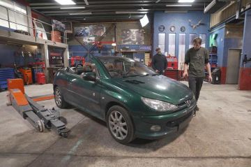 "Wheeler Dealers France" : restauration d'une Peugeot 206 CC Roland Garros lundi sur RMC Découverte