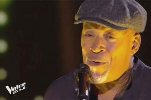 Replay “The Voice” : Adrian Byron Burns chante « I Wanna Be Like You » BO du Livre de la Jungle (vidéo)