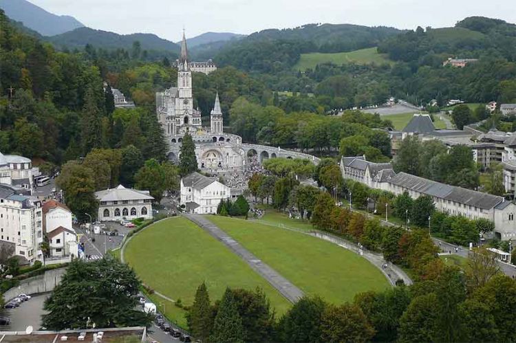 “En attendant un miracle” en tournage à Lourdes pour France 2 avec Anne Charrier et Frédéric Diefenthal