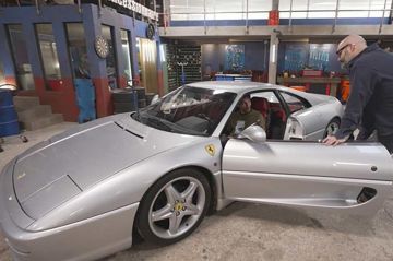 &quot;Wheeler Dealers France&quot;, restauration d&#039;une Ferrari F355 Berlinetta lundi 23 septembre 2024 sur RMC Découverte