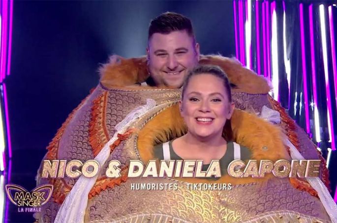 &quot;Mask Singer&quot; : Chameau était... Nico &amp; Daniela Capone ! Regardez leur démasquage - Vidéo