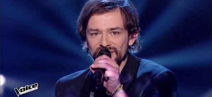 Replay “The Voice” : Clément Verzi interprète « Elle est d’ailleurs » de Pierre Bachelet (vidéo)