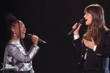 Replay "Star Academy" : Ebony, Marguerite et Masséo chantent avec Clara Luciani un medley de ses tubes (vidéo)