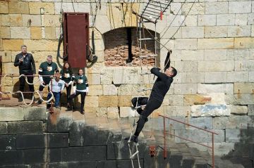 &quot;Fort Boyard&quot; : Brahim Asloum sur l&#039;échelle de corde, samedi 12 août 2023 sur France 2 - Vidéo