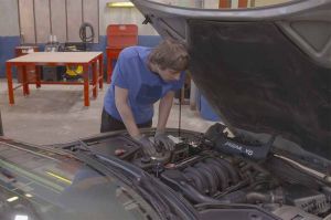 “Wheeler Dealers France” : restauration d&#039;une Simca Vedette Chambord, jeudi 3 mars sur RMC Découverte (vidéo)