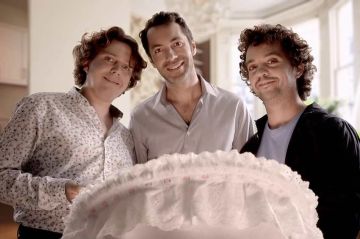 La pièce "Trois hommes et un couffin" à revoir sur France 4 dimanche 12 avril 2026