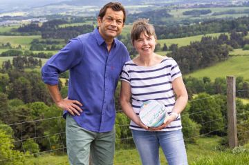 &quot;Petits plats en équilibre&quot; s&#039;installe dans le Cantal à partir du 1er juillet 2024 sur TF1 avec Laurent Mariotte