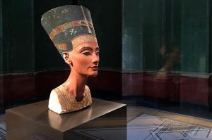 “Secrets d’Histoire” : Stéphane Bern sur les traces de Néfertiti, ce lundi 23 mars sur France 3