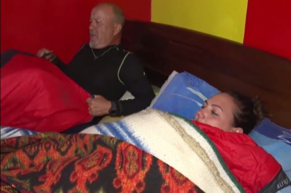 Extrait &quot;Pékin Express&quot; : Première nuit à deux pour le patron et son employée... (vidéo)