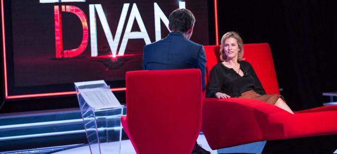 Karin Viard dans “Le divan” de Marc-Olivier Fogiel le 15 mars sur France 3 : les 1ères images (vidéo)