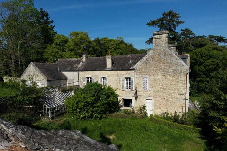 "Une maison, une légende" : Léopold Sédar Senghor, la maison normande du poète, dimanche 30 juillet 2023 sur France 5