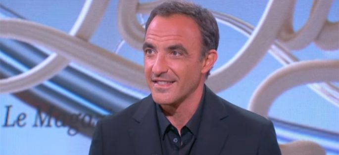 Replay “Le Tube” : revoir l&#039;interview de Nikos Aliagas reçu par Daphné Bürki le 18 octobre (vidéo)