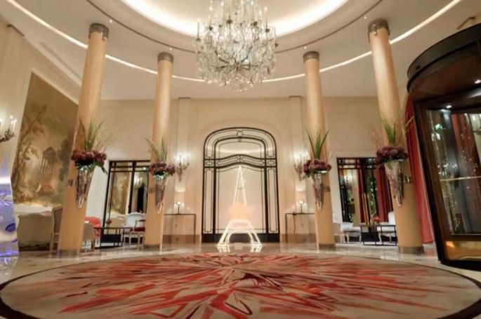 “Reportages découverte” : « Le Plaza Athénée, un palace sous les étoiles », samedi 19 décembre sur TF1