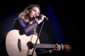 Le spectacle &quot;Le diable est une gentille petite fille&quot; de Laura Laune sur C8 jeudi 5 octobre 2023 - Vidéo